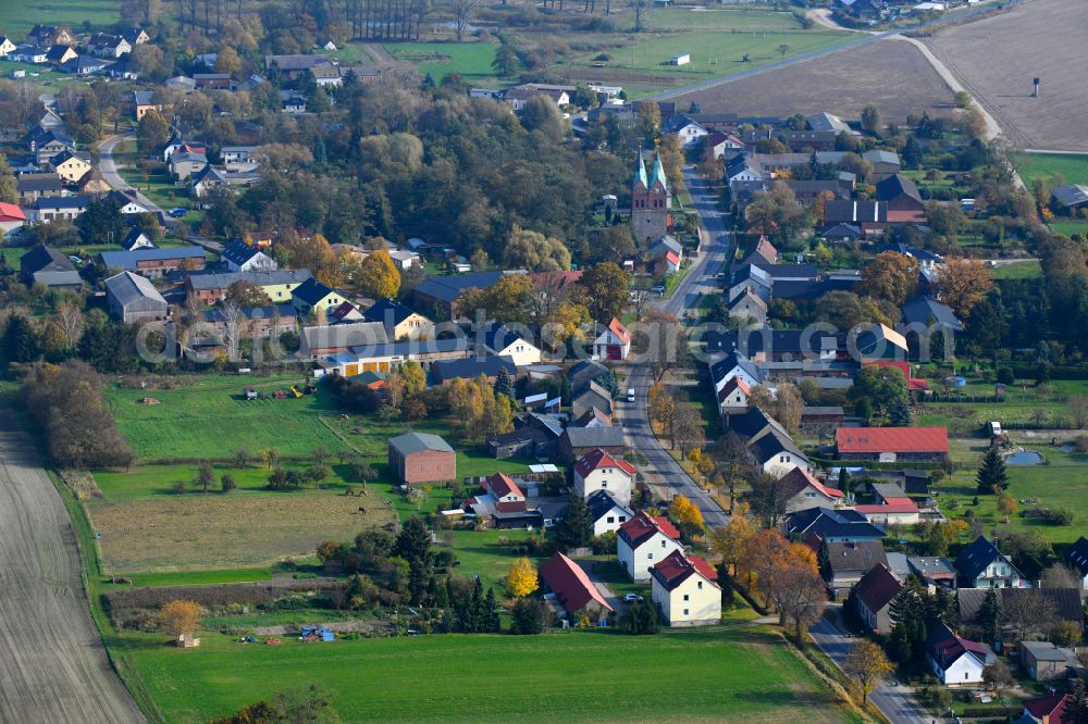 Willmersdorf from the bird's eye view: Agricultural land and field boundaries surround the settlement area of the village in Willmersdorf in the state Brandenburg, Germany