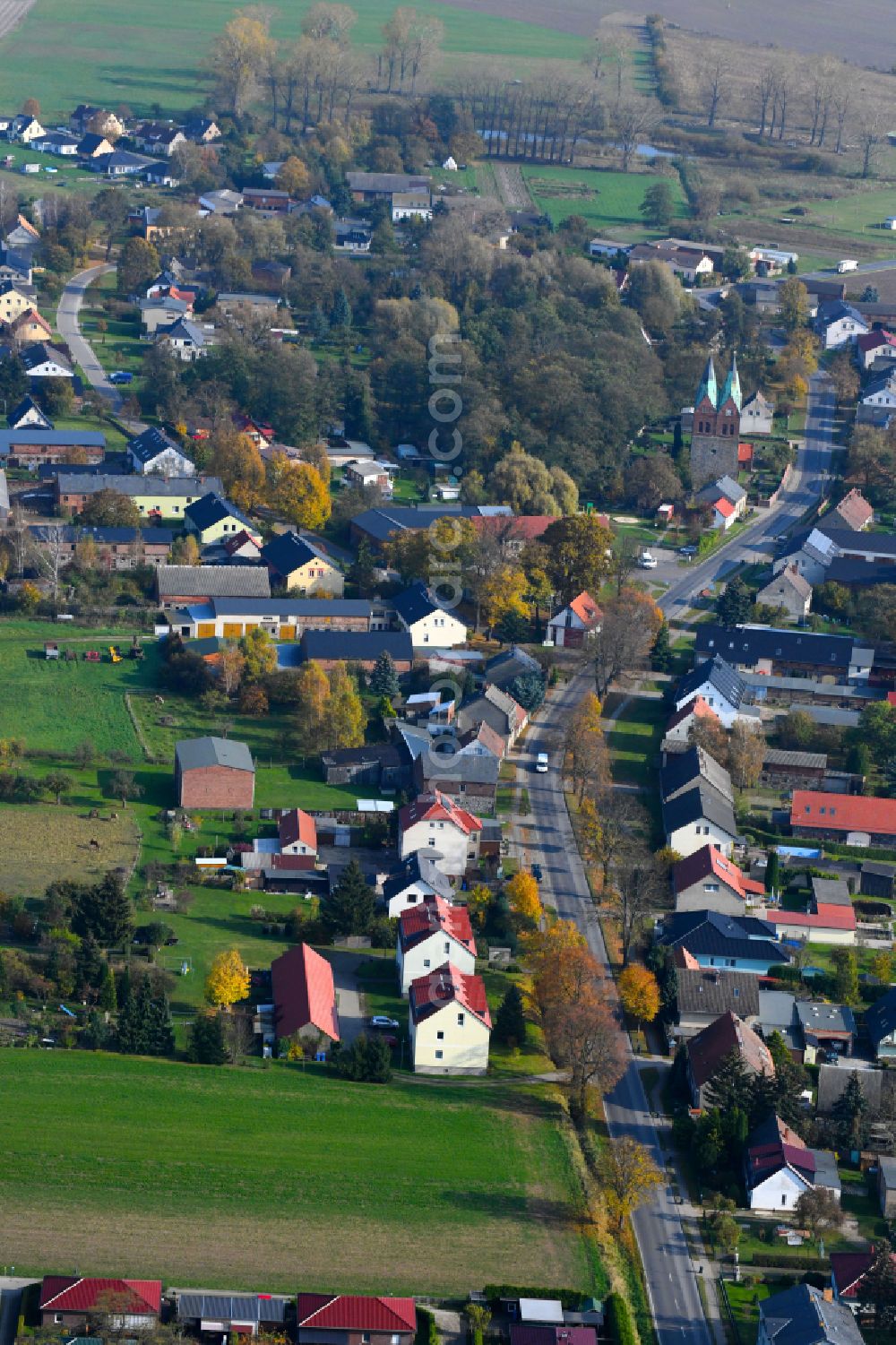 Aerial image Willmersdorf - Agricultural land and field boundaries surround the settlement area of the village in Willmersdorf in the state Brandenburg, Germany