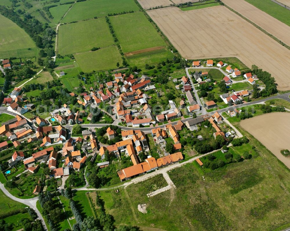 Windeberg from the bird's eye view: Agricultural land and field boundaries surround the settlement area of the village in Windeberg in the state Thuringia, Germany