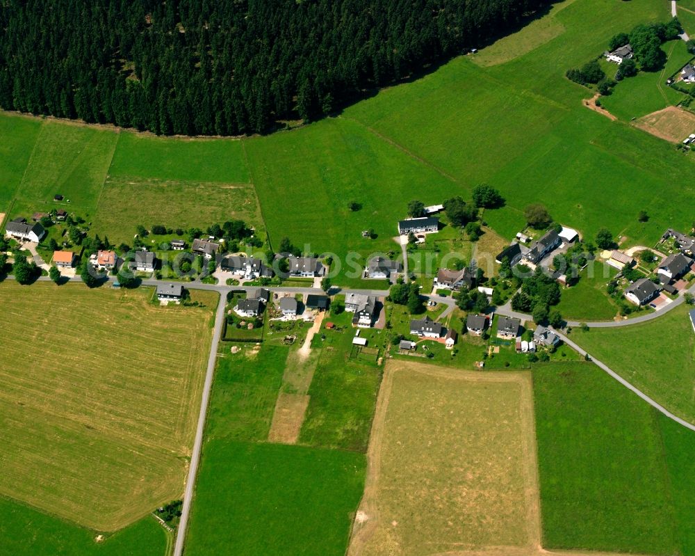 Aerial photograph Wingeshausen - Agricultural land and field boundaries surround the settlement area of the village in Wingeshausen in the state North Rhine-Westphalia, Germany