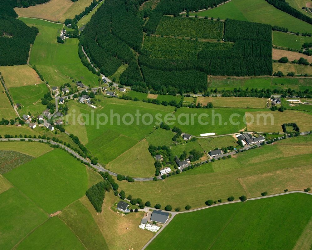 Aerial photograph Wingeshausen - Agricultural land and field boundaries surround the settlement area of the village in Wingeshausen in the state North Rhine-Westphalia, Germany