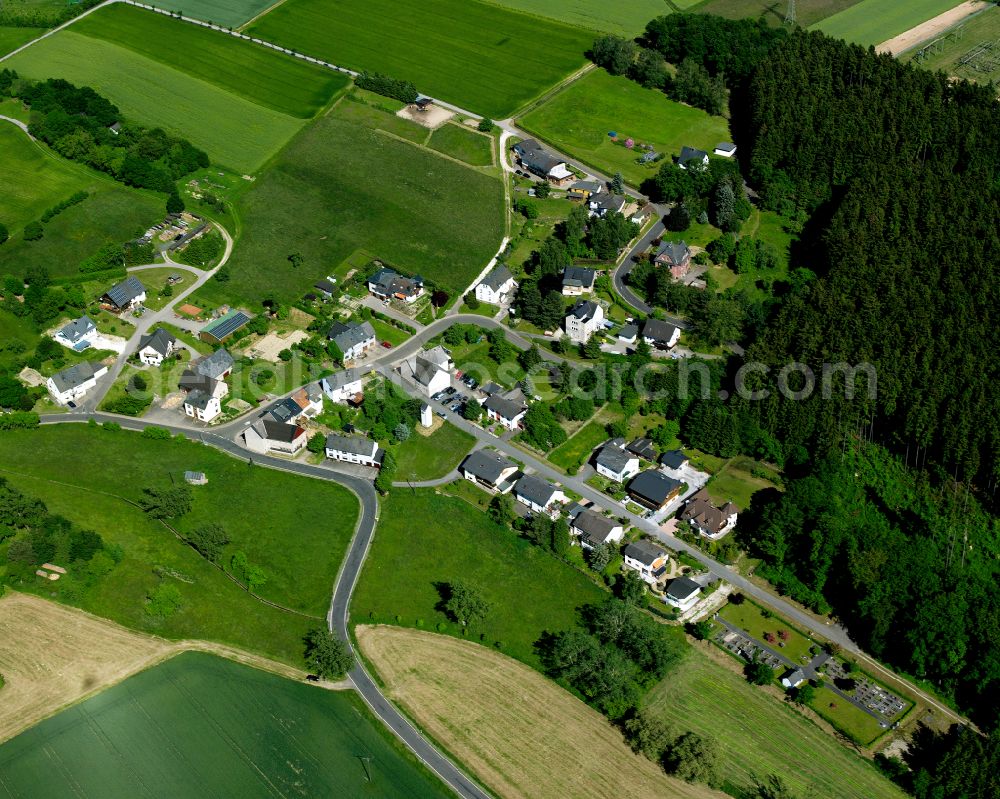 Aerial photograph Wochenendhausgebiet Erbach - Agricultural land and field boundaries surround the settlement area of the village in Wochenendhausgebiet Erbach in the state Rhineland-Palatinate, Germany