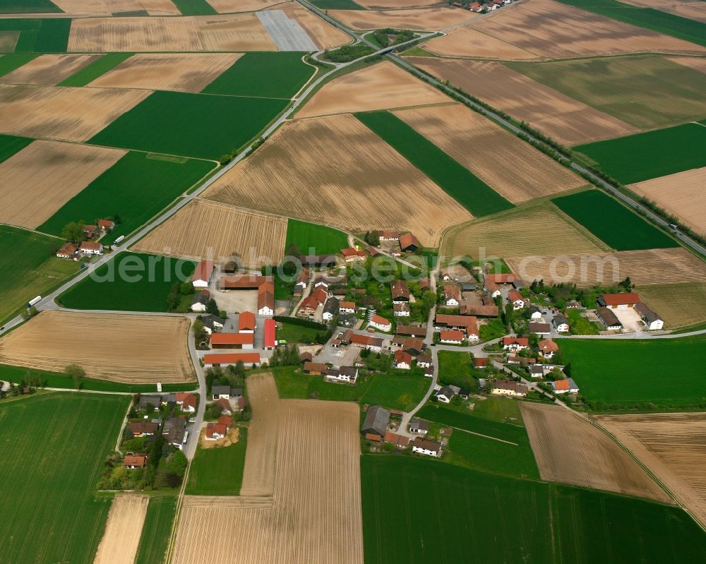 Aerial photograph Wolferkofen - Agricultural land and field boundaries surround the settlement area of the village in Wolferkofen in the state Bavaria, Germany