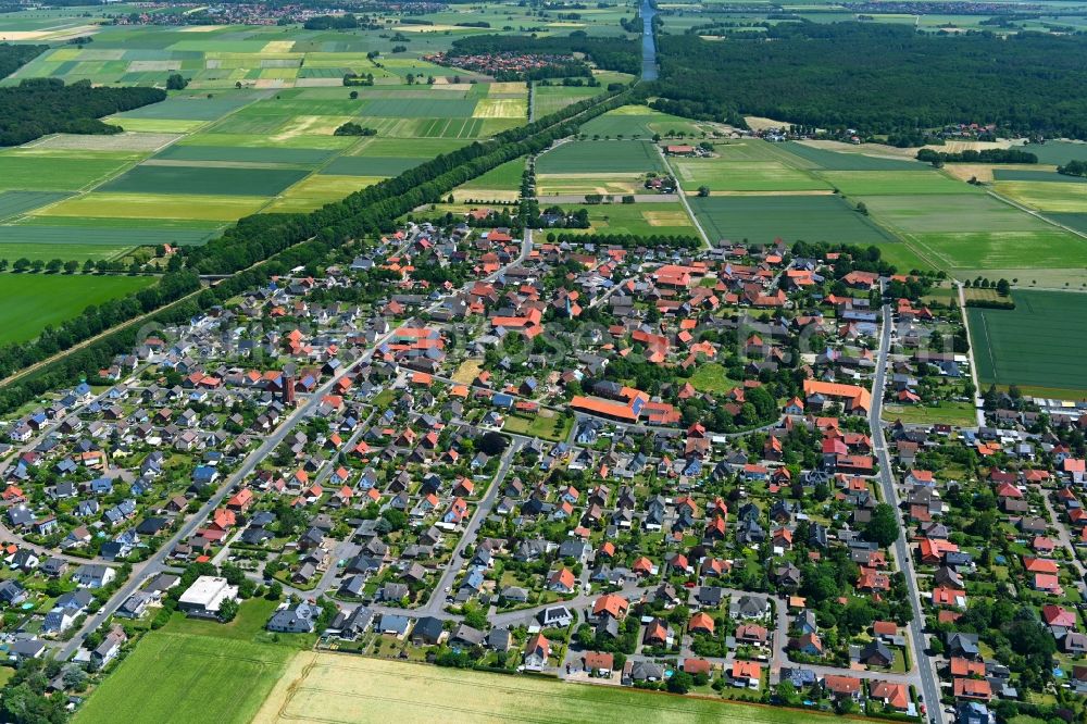 Aerial photograph Woltorf - Agricultural land and field boundaries surround the settlement area of the village in Woltorf in the state Lower Saxony, Germany