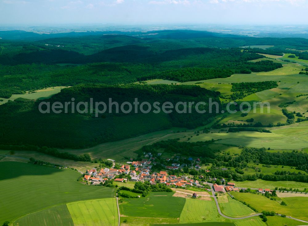 Aerial photograph Würzweiler - Agricultural land and field boundaries surround the settlement area of the village in Würzweiler in the state Rhineland-Palatinate, Germany