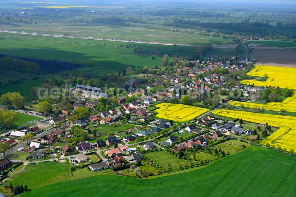 Wustrau-Altfriesack from the bird's eye view: Agricultural land and field boundaries surround the settlement area of the village in Wustrau-Altfriesack in the state Brandenburg, Germany