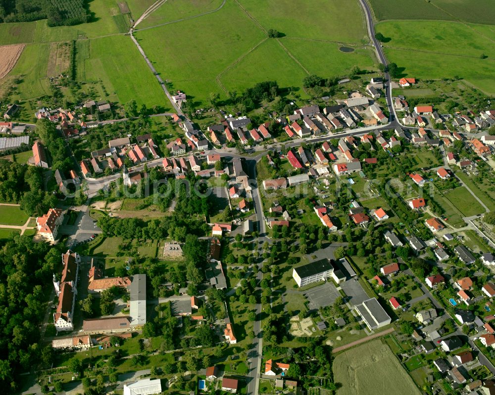 Zabeltitz from the bird's eye view: Agricultural land and field boundaries surround the settlement area of the village in Zabeltitz in the state Saxony, Germany