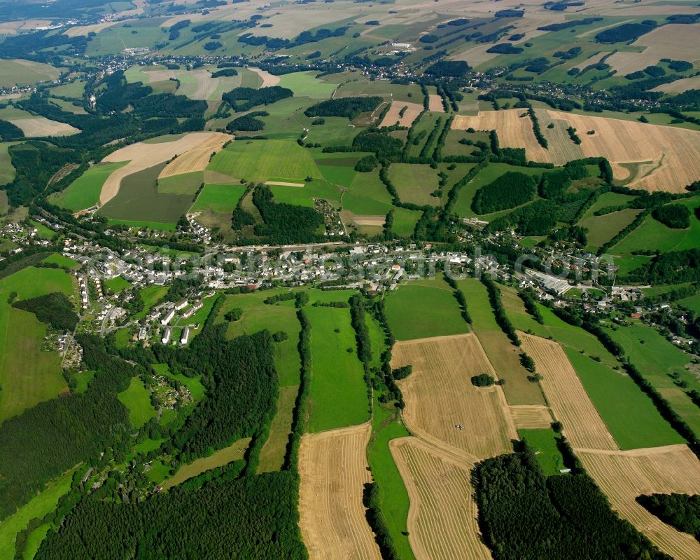 Aerial photograph Zethau - Agricultural land and field boundaries surround the settlement area of the village in Zethau in the state Saxony, Germany