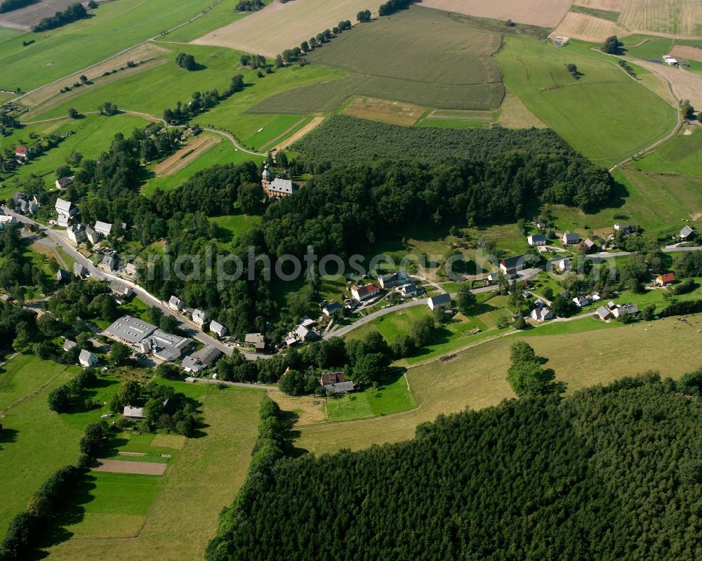 Aerial photograph Zethau - Agricultural land and field boundaries surround the settlement area of the village in Zethau in the state Saxony, Germany