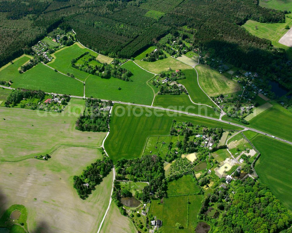 Zeulenroda from the bird's eye view: Agricultural land and field boundaries surround the settlement area of the village in Zeulenroda in the state Thuringia, Germany