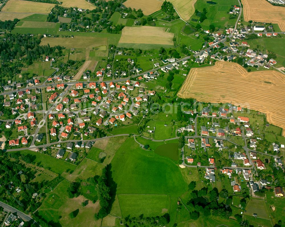 Zeulenroda from the bird's eye view: Agricultural land and field boundaries surround the settlement area of the village in Zeulenroda in the state Thuringia, Germany