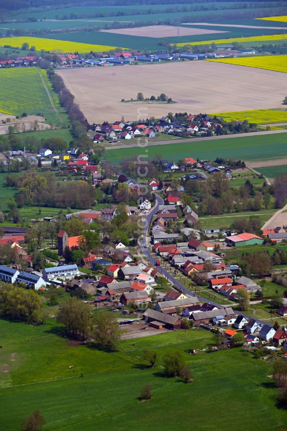 Aerial image Zinndorf - Agricultural land and field boundaries surround the settlement area of the village along Zinndorfer Strasse in Zinndorf in the state Brandenburg, Germany