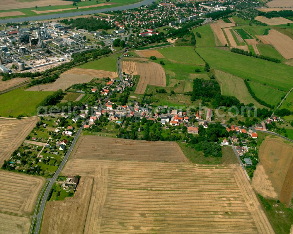 Aerial photograph Zschaiten - Agricultural land and field boundaries surround the settlement area of the village in Zschaiten in the state Saxony, Germany