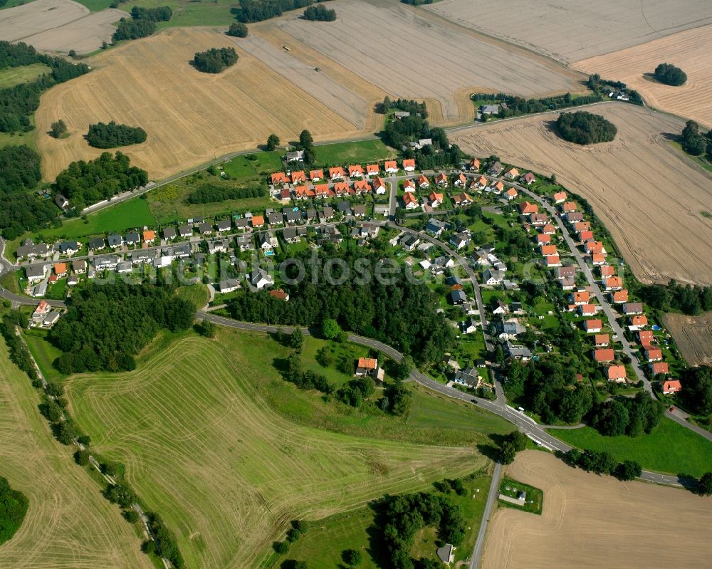 Zug from the bird's eye view: Agricultural land and field boundaries surround the settlement area of the village in Zug in the state Saxony, Germany