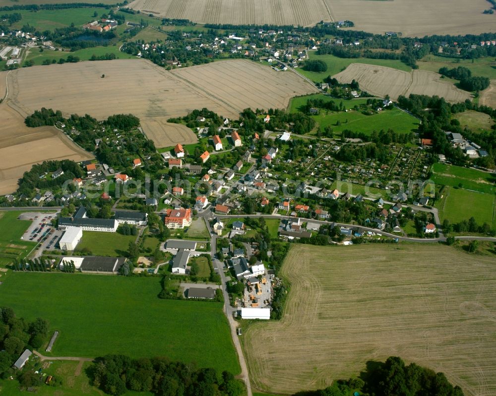 Aerial photograph Zug - Agricultural land and field boundaries surround the settlement area of the village in Zug in the state Saxony, Germany