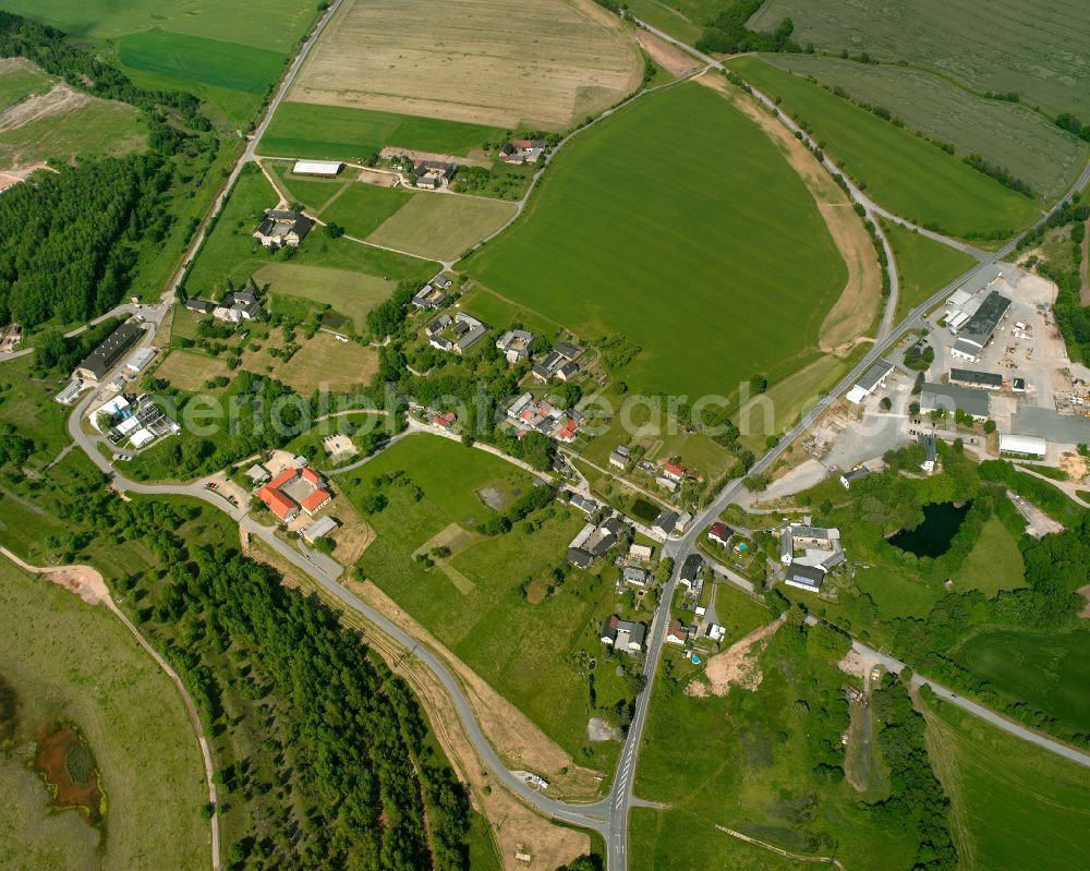 Aerial photograph Zwirtzschen - Agricultural land and field boundaries surround the settlement area of the village in Zwirtzschen in the state Thuringia, Germany