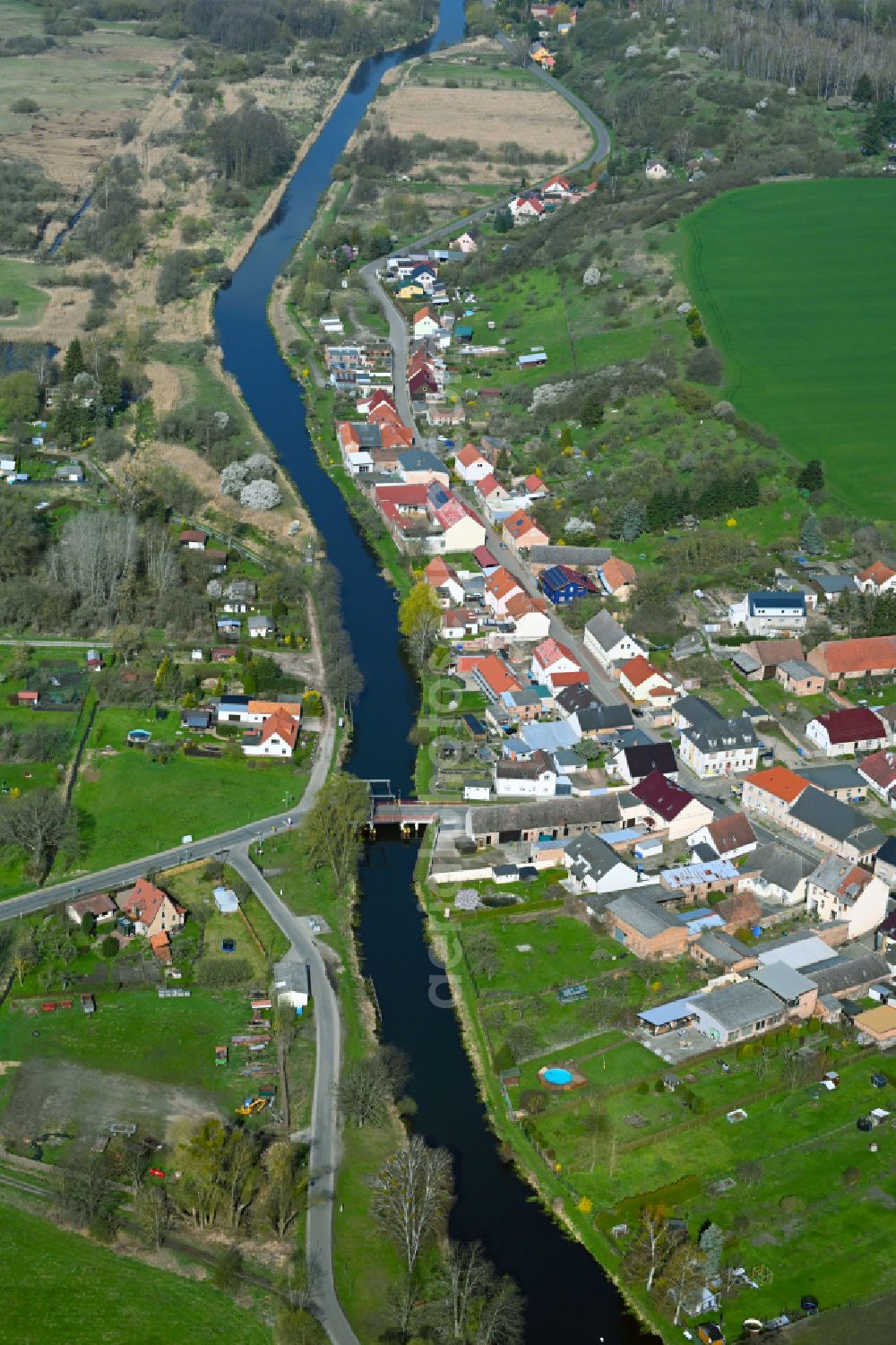 Niederfinow from the bird's eye view: Village center on the river banks of the old Finow on the road L29 in Niederfinow in the state of Brandenburg, Germany