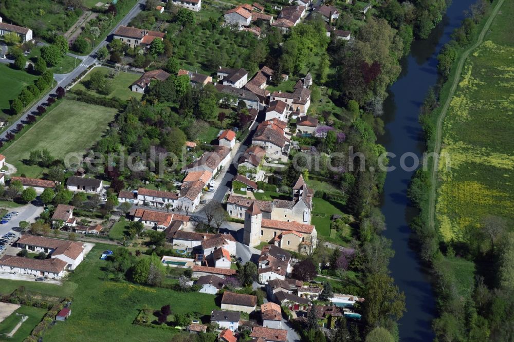 Aerial image Bonnes - Village on the river bank areas La Dronne in Bonnes in Aquitaine Limousin Poitou-Charentes, France