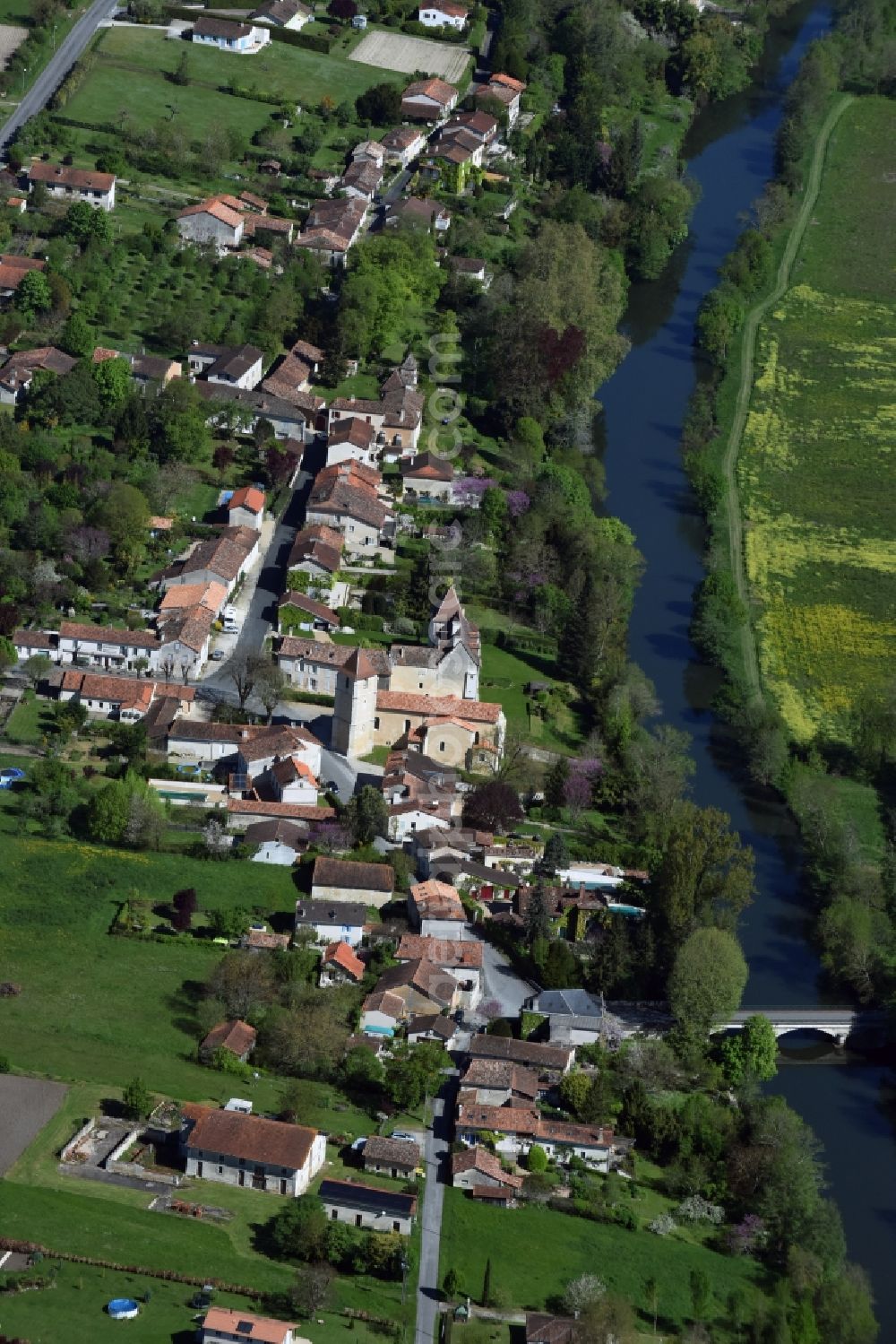 Aerial photograph Bonnes - Village on the river bank areas La Dronne in Bonnes in Aquitaine Limousin Poitou-Charentes, France