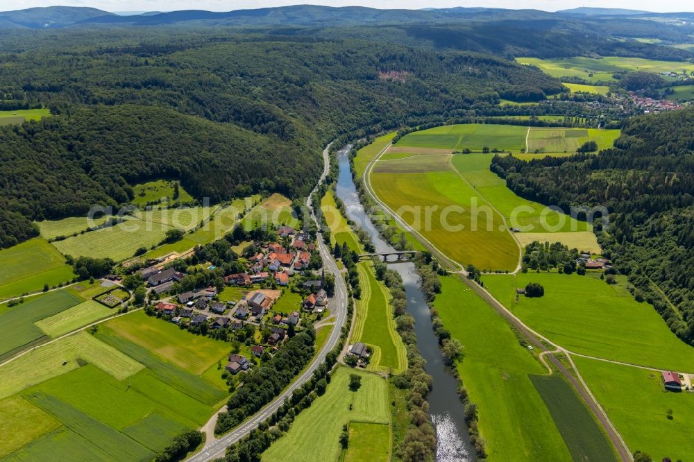 Aerial photograph Kirchlotheim - Village on the river bank areas of Eder in Kirchlotheim in the state Hesse, Germany