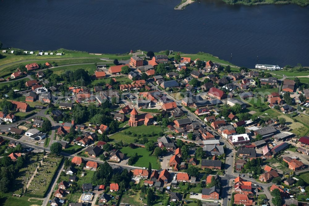 Aerial image Artlenburg - Village on the river bank areas Elbe in Artlenburg in the state Lower Saxony