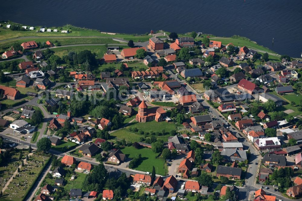 Artlenburg from above - Village on the river bank areas Elbe in Artlenburg in the state Lower Saxony