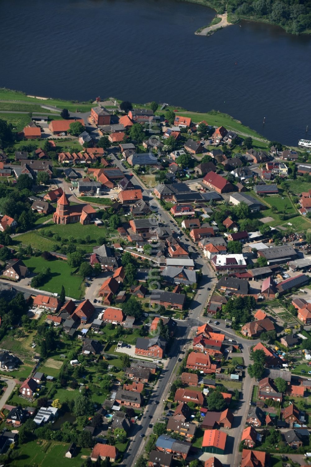 Aerial image Artlenburg - Village on the river bank areas Elbe in Artlenburg in the state Lower Saxony