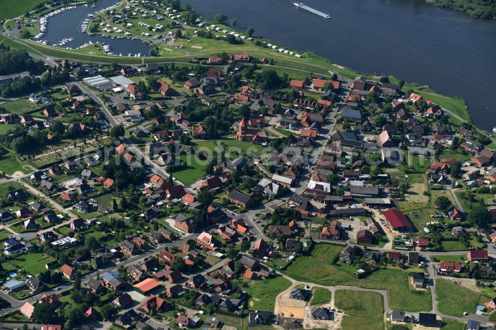 Aerial photograph Artlenburg - Village on the river bank areas Elbe in Artlenburg in the state Lower Saxony