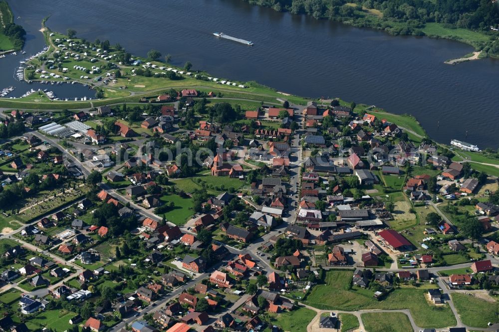 Artlenburg from the bird's eye view: Village on the river bank areas Elbe in Artlenburg in the state Lower Saxony