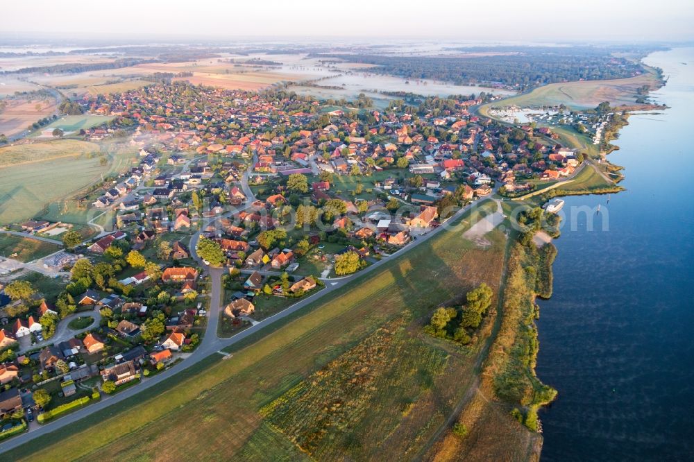 Artlenburg from the bird's eye view: Village on the river bank areas of the River Elbe in Artlenburg in the state Lower Saxony, Germany