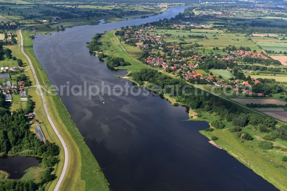 Aerial photograph Drage - Village on the river bank areas of Elbe in Drage in the state Lower Saxony