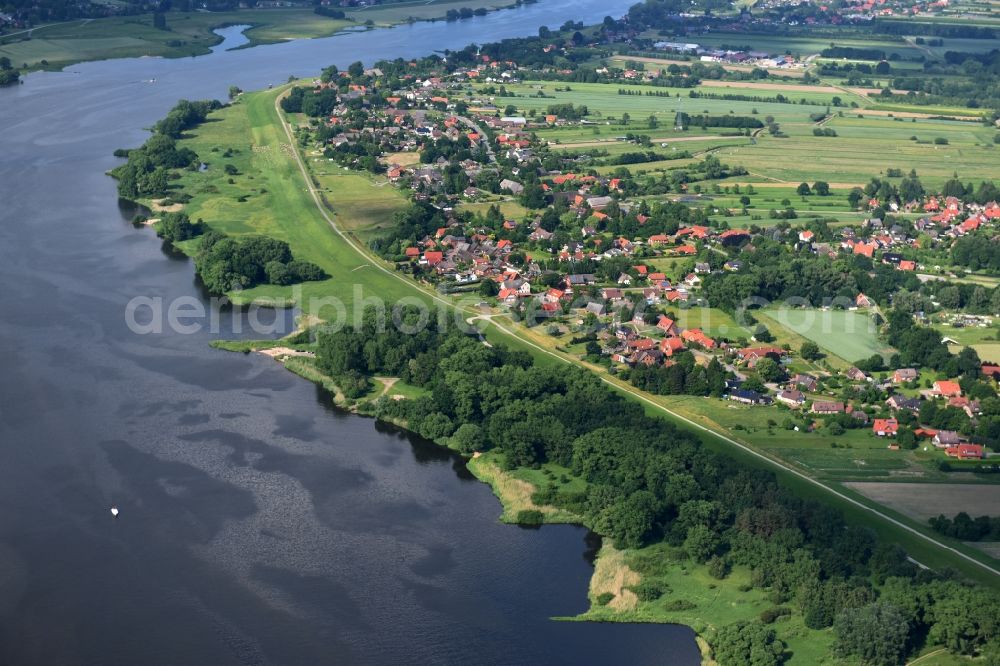 Aerial image Drage - Village on the river bank areas of Elbe in Drage in the state Lower Saxony