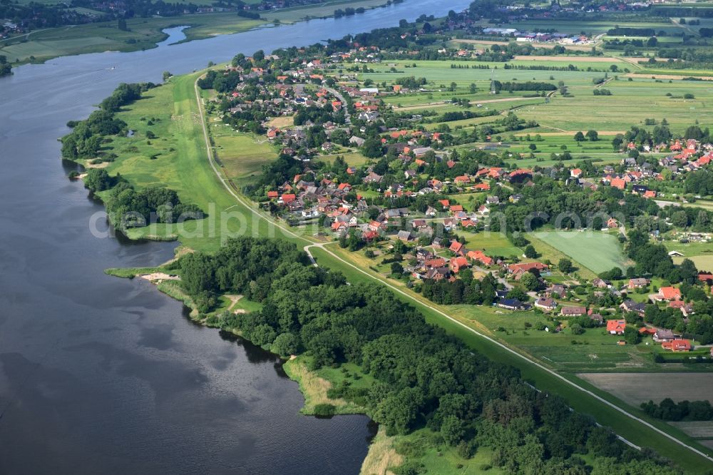 Drage from above - Village on the river bank areas of Elbe in Drage in the state Lower Saxony