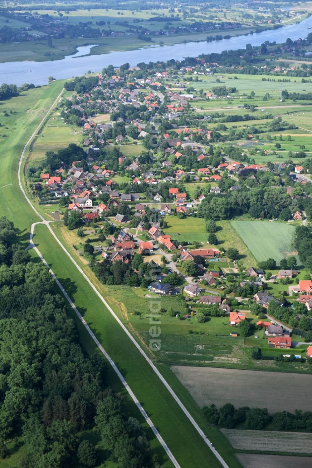 Drage from the bird's eye view: Village on the river bank areas of Elbe in Drage in the state Lower Saxony