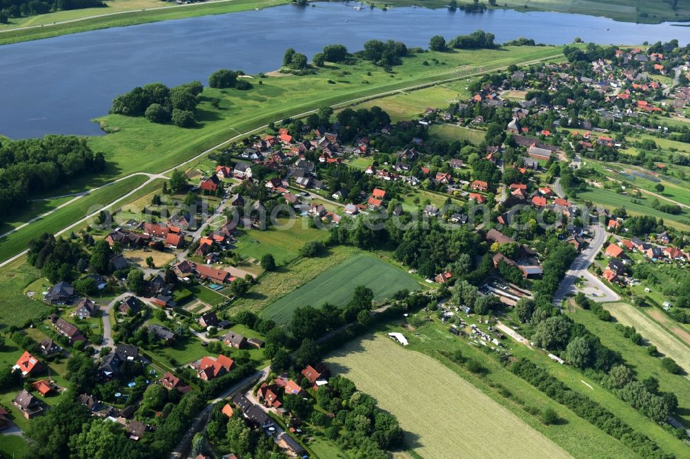 Drage from above - Village on the river bank areas of Elbe in Drage in the state Lower Saxony