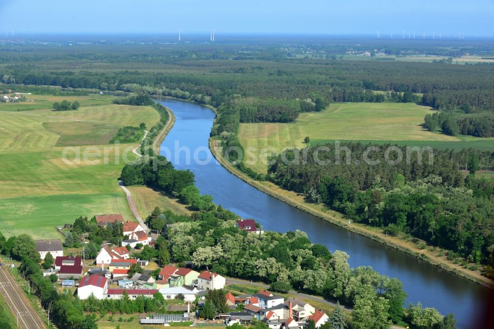 Kade from the bird's eye view: Village on the river bank areas the Elbe-havel-Kanal in Kade in the state Saxony-Anhalt