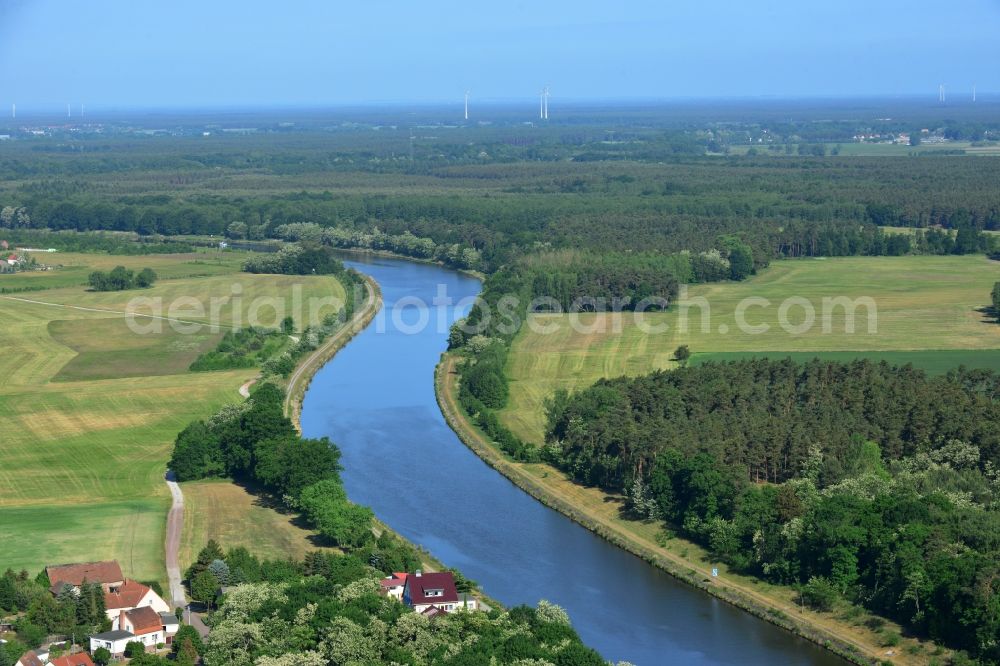 Aerial photograph Kade - Village on the river bank areas the Elbe-havel-Kanal in Kade in the state Saxony-Anhalt