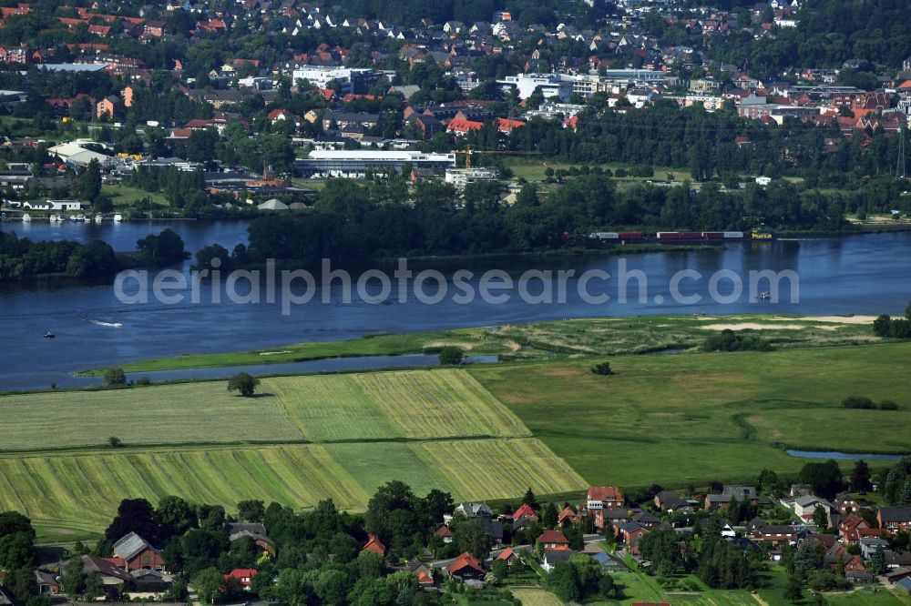 Aerial image Marschacht - Village on the river bank areas of Elbe in Marschacht in the state Lower Saxony