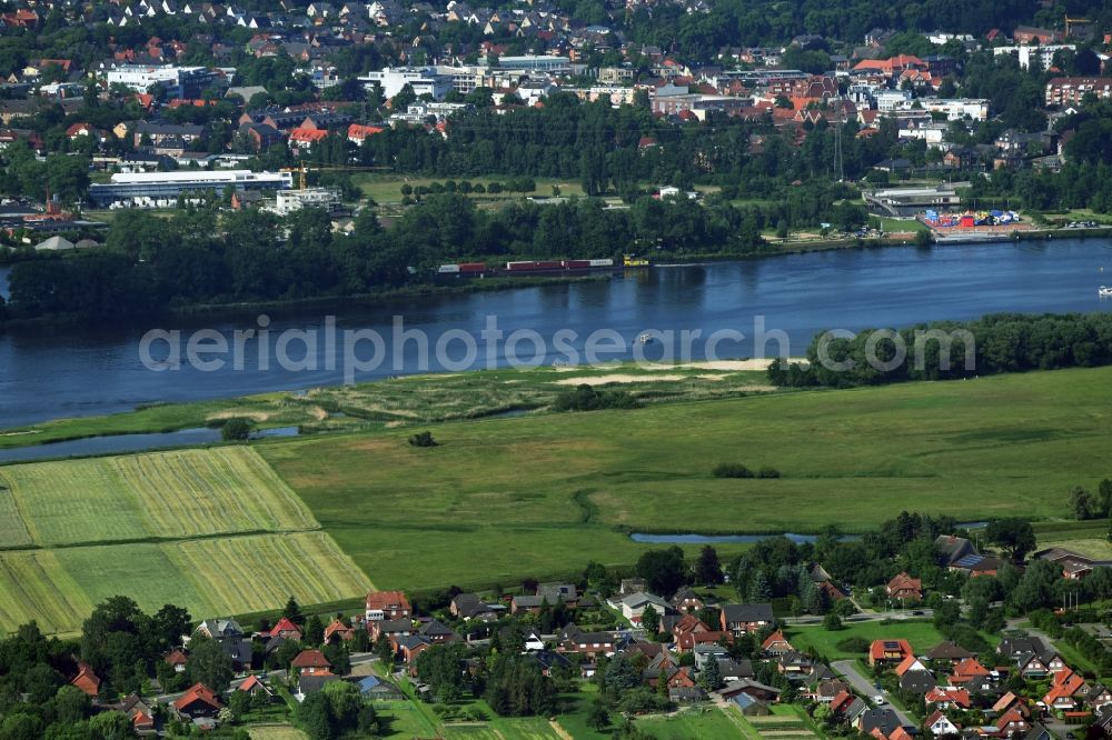 Aerial photograph Marschacht - Village on the river bank areas of Elbe in Marschacht in the state Lower Saxony