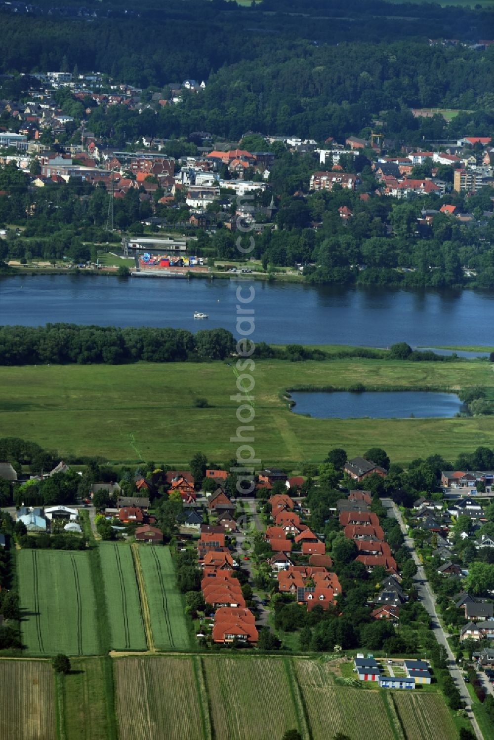 Marschacht from the bird's eye view: Village on the river bank areas of Elbe in Marschacht in the state Lower Saxony