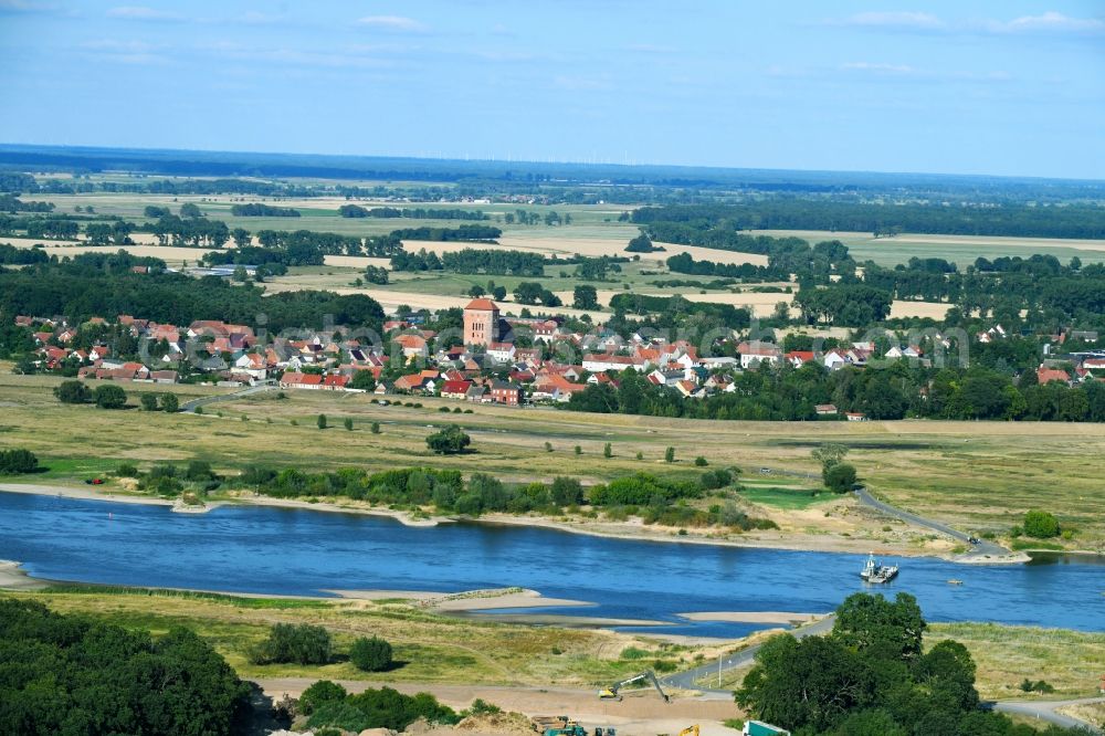 Sandau (Elbe) from above - Village on the river bank areas of the River Elbe in Sandau (Elbe) in the state Saxony-Anhalt, Germany