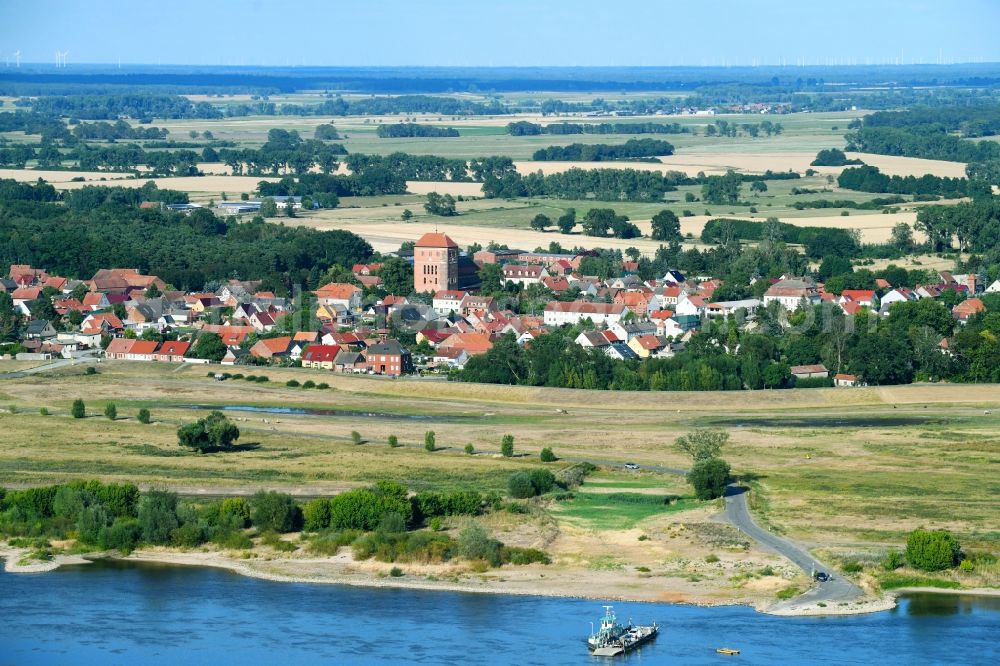 Aerial image Sandau (Elbe) - Village on the river bank areas of the River Elbe in Sandau (Elbe) in the state Saxony-Anhalt, Germany