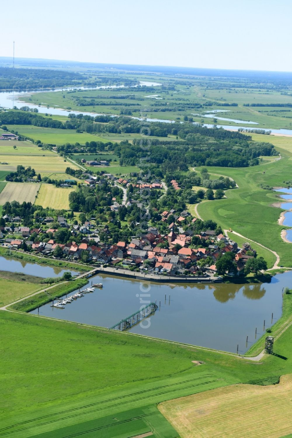 Aerial photograph Schnackenburg - Village on the river bank areas of Elbe in Schnackenburg in the state Lower Saxony, Germany