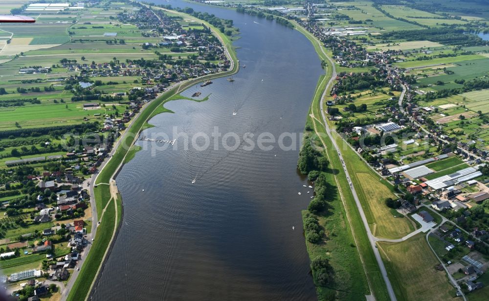 Winsen (Luhe) from above - Village on the river bank areas Elbe in Winsen (Luhe) in the state Lower Saxony