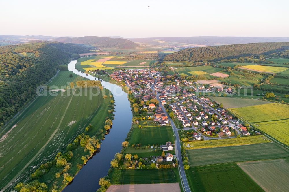 Aerial image Heinsen - Village on the river bank areas in Heinsen in the state Lower Saxony, Germany