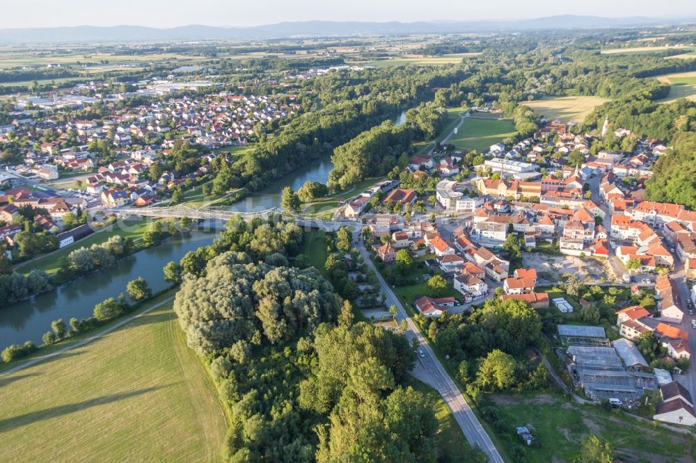 Aerial photograph Landau an der Isar - Village on the river bank areas of the river Isar in the district Bach in Landau an der Isar in the state Bavaria, Germany