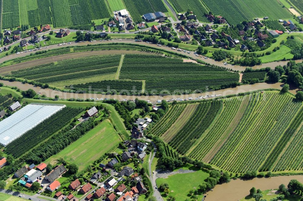 Höhen from the bird's eye view: Village on the river bank areas of Luehe in Hoehen in the state Lower Saxony, Germany