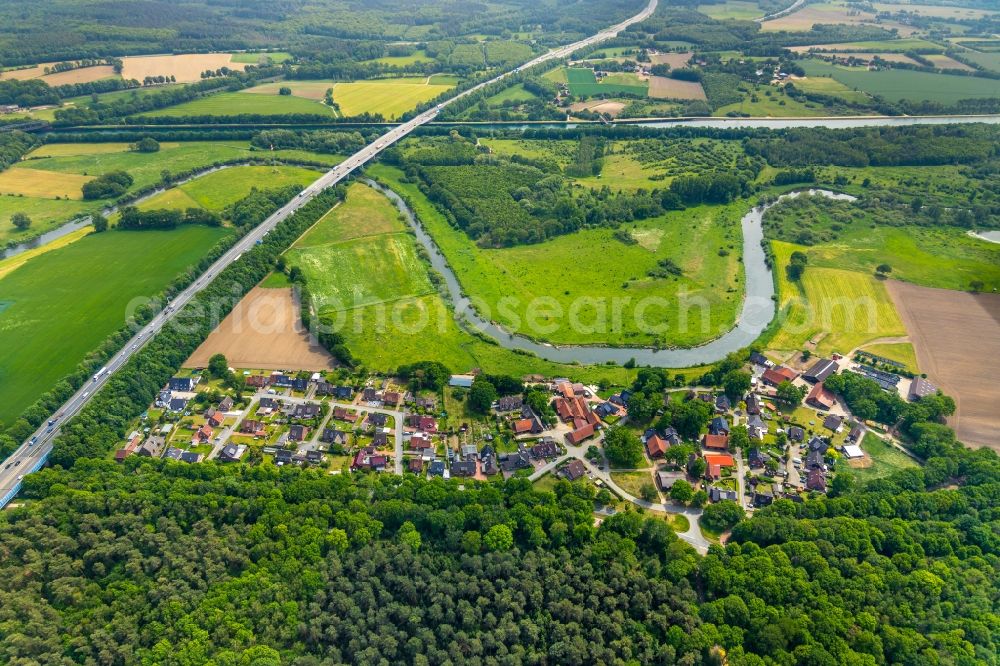 Aerial photograph Bergbossendorf - Village on the river bank areas of Lippe in Bergbossendorf in the state North Rhine-Westphalia, Germany