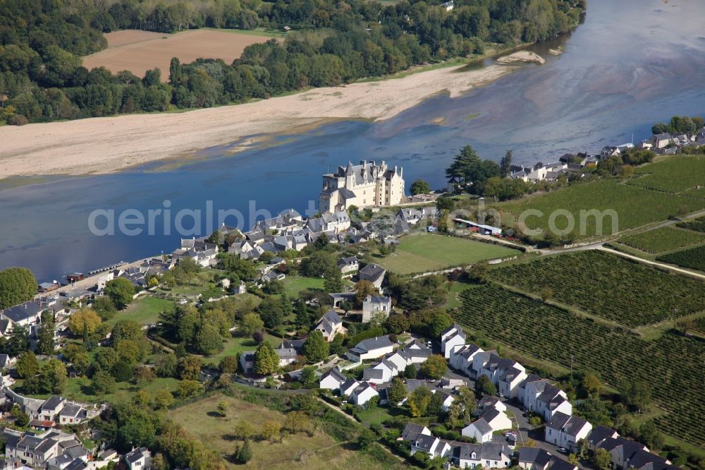 Aerial photograph Montsoreau - Village on the river bank areas of the Loire in Montsoreau in Pays de la Loire, France. In the background the castle Montsoreau. Montsoreau was declared one of the most beautiful villages in France by the association Les plus beaux villages de France (the most beautiful villages in France)