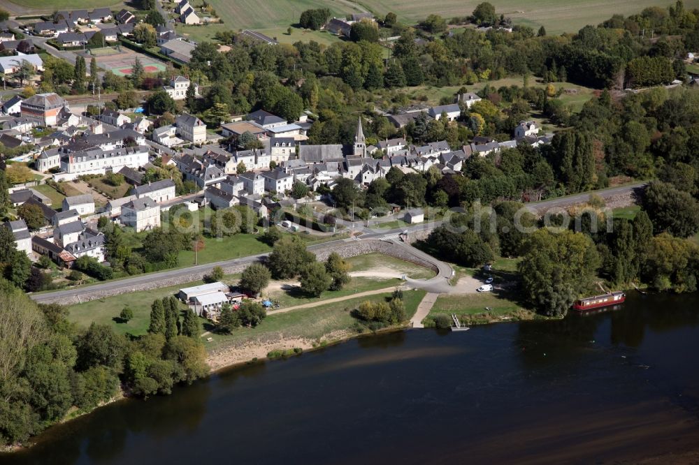 Aerial photograph Saint Martin de la Place - Village on the river bank areas of the Loire in Saint Martin de la Place in Pays de la Loire, France. In the meadows on the banks of the Loire the beach restaurant Le Bato chez Coco